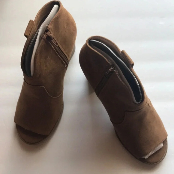 ⭐️ gorgeous booties ⭐️ - Picture 2 of 6